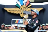 Bubba Wallace Brickyard 400 besando la copa