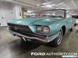 Interior del Ford Thunderbird 1966, mostrando los asientos y el tablero.