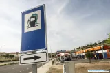 Esta Imagen Muestra una gasolinera que surte a algunos vehículos