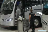 Bus Irizar ie tram, muestra su color blanco de lujo junto a un hombre trabajando
