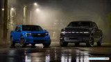 Dos Vehículos Ford de color azul y negro