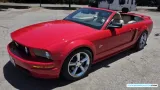 Ford Mustang S197 GT Convertible rojo descapotable, vista frontal.