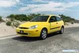 Ford Focus ZX3 Mk1 amarillo de 2002, vista frontal tres cuartos.
