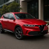 Alfa Romeo Tonale 2024 rojo, SUV híbrido enchufable y mild hybrid, diseño italiano premium con frontal Trilobo y ópticas LED, análisis comparativo de versiones.