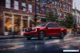 Otra vista frontal del Ford Maverick 2026 Lariat, destacando los detalles de su diseño exterior.