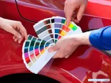 Primer plano de la carrocería de un automóvil mostrando la diferencia de color entre la carrocería y el parachoques
