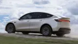 Imagen de un Tesla Model Y en un entorno urbano chino.