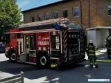 Primer plano de un camión de bomberos eléctrico Rosenbauer.