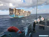 Buque Felicity Ace incendiándose en el mar con vehículos de lujo a bordo