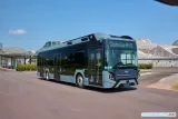 Primer plano de un autobús eléctrico BYD en Barcelona, mostrando su diseño moderno y la integración con el entorno urbano.