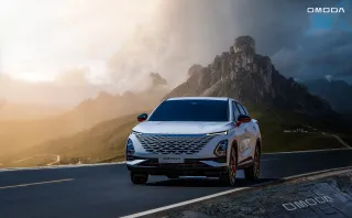 omoda c5 en carretera rodeado de montanas mientras se mueve con uno de los motores mas eficientes y ecofriendly