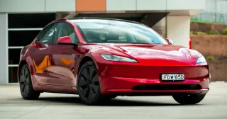 Exterior frontal del Tesla Model 3 2024 color rojo