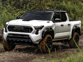 Exterior frontal del Toyota Tacoma 2024 color blanco