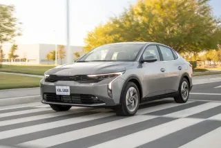 Kia K3 2024 GrisExterior lateral del Kia K3 2024 color gris