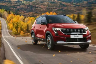 Exterior frontal del Kia Sonet 2024 color rojo en carretera