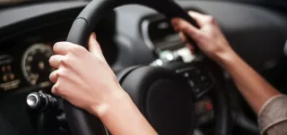 Manos sobre volante de auto