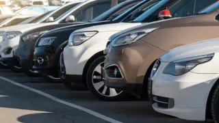 Variedad de autos estacionados