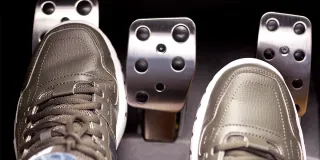 Zapatos sobre pedales de auto