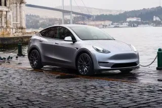 Tesla Model Y Plateado