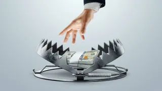 Trampa con billetes dentro y mano acercándose a tomarlos