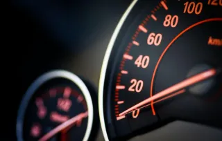 Tablero de auto indicando la velocidad en cero