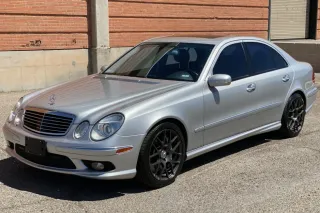 Mercedes-Benz E55 AMG del 2004 Plateado