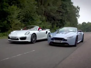 Aston Martin Vantage S Roadster Azul y Porsche 911 Turbo S Cabriolet Blanco