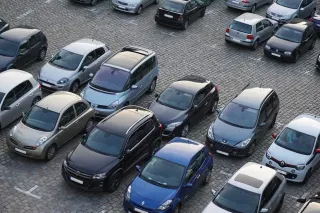 Variedad de autos estacionados