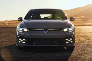 Exterior frontal del Volkswagen Golf GTI 2024 color gris