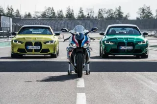 BMW M4 Competition vs. BMW M 1000 RR