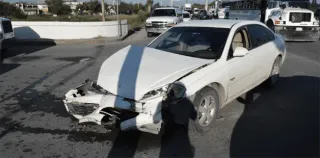 Chevy Impala Destrozado Sufre Doble Impacto en Autopista