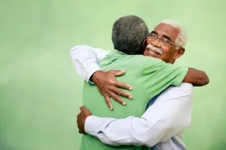 Claxon Termina en Abrazo Amistoso