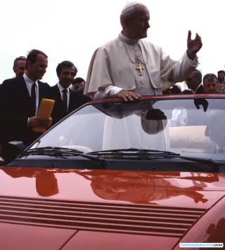 El Ferrari Mondial que usó el Papa Juan Pablo II