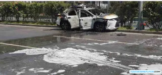 Robotaxi Incendiado