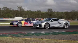 Corvette E-Ray Híbrido Vence a Camaro Supercar en Drag Race