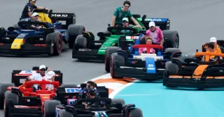 Pilotos Corren en Épicos Monoplazas de LEGO a Tamaño Real en el GP de Miami