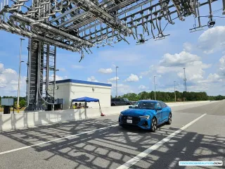 Imagen de una larga fila de coches en un peaje contrastada con una representación de vehículos conectados comunicándose con la infraestructura de peaje.