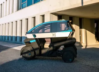 Imagen del ÆMotion mostrando detalles de su diseño, como las puertas y las dimensiones compactas.
