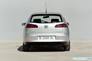 SEAT Toledo Vario Vehículo Blanco Mostrando Las Placas Y Parte Trasera