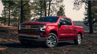 Vehículo Rojo Chevy Silverado 2025