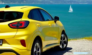 Vehículo Amarillo En Una Playa Mirando El Mar