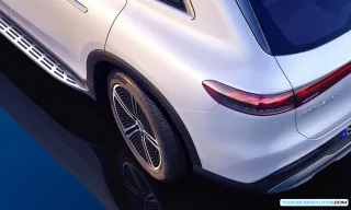 Imagen del interior de un vehículo de lujo, mostrando detalles de confort y tecnología.