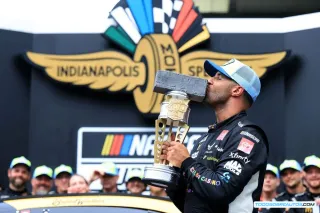 Bubba Wallace Brickyard 400 besando la copa