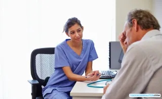 Doctora atendiendo a un paciente en Clinica