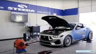 Imagen detallada del Steeda Silver Bullet mostrando sus modificaciones.