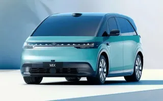 Monovolúmenen Eléctrico Aiways U6 Mix Minivan eléctrica con un diseño futurista y aerodinámico.
