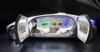 Imagen muestra un vehículo blanco de lujo futuristico del Automotriz