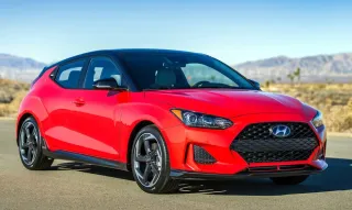 Hyundai Veloster Hatchbacks Color Rojo En la Carretera