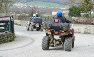 Quads en la Ciudad dos vehiculos en via