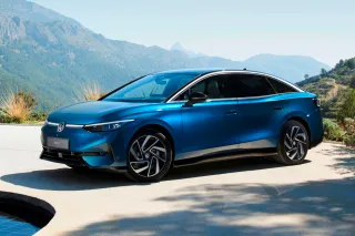Volkswagen ID.7, un sedán eléctrico con un diseño moderno y aerodinámico en color azul.
